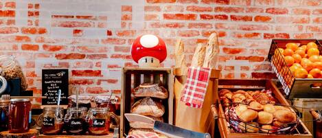 Sarapan prasmanan setiap hari (EUR 14 per orang)