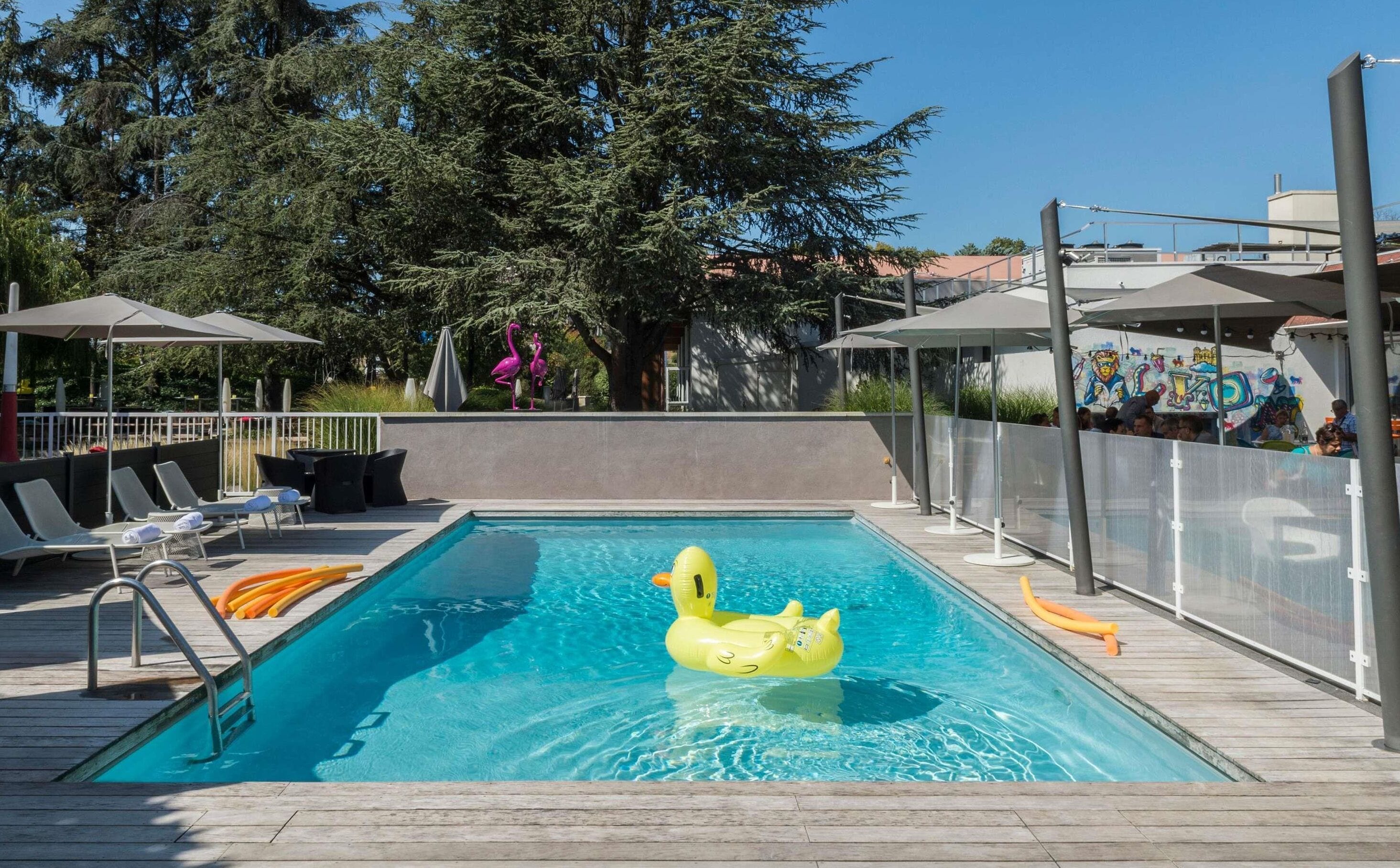 Utendørsbasseng og solsenger