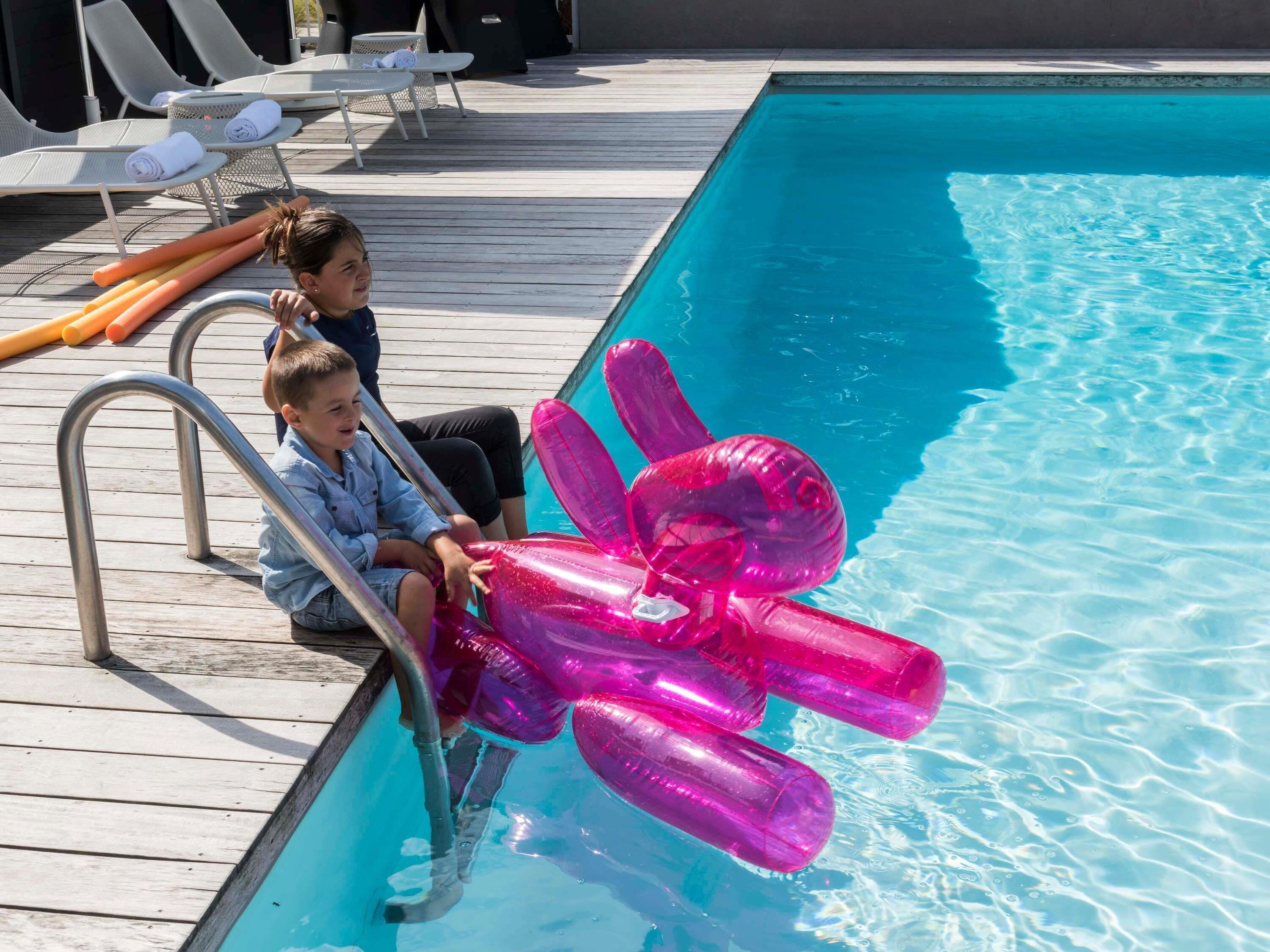 Piscina externa, funciona das 9h às 20h, espreguiçadeiras