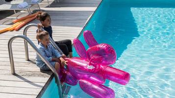 Piscina externa, funciona das 9h às 20h, espreguiçadeiras