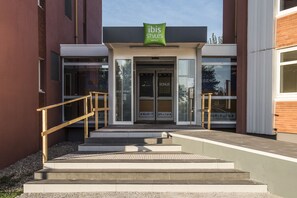 Property entrance - ibis Styles Lyon Bron Eurexpo (Bron)