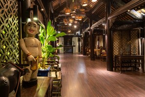 2 restaurantes; se sirven desayunos, almuerzos y cocina internacional 