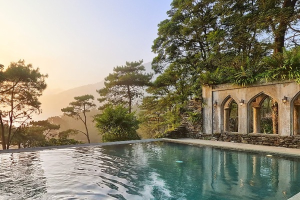 Outdoor pool, sun loungers