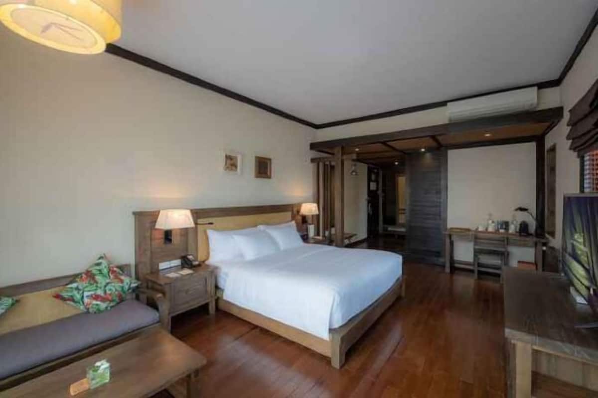 Minibar, in-room safe, desk, soundproofing