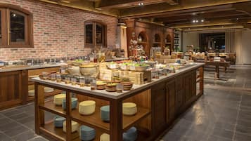 2 ristoranti; aperti a colazione, a pranzo e a cena