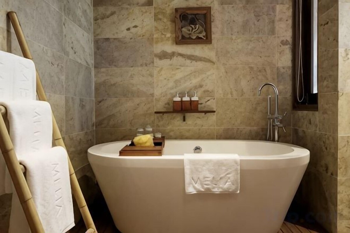 Badkamer | Een regendouche, gratis toiletartikelen, een haardroger, badjassen