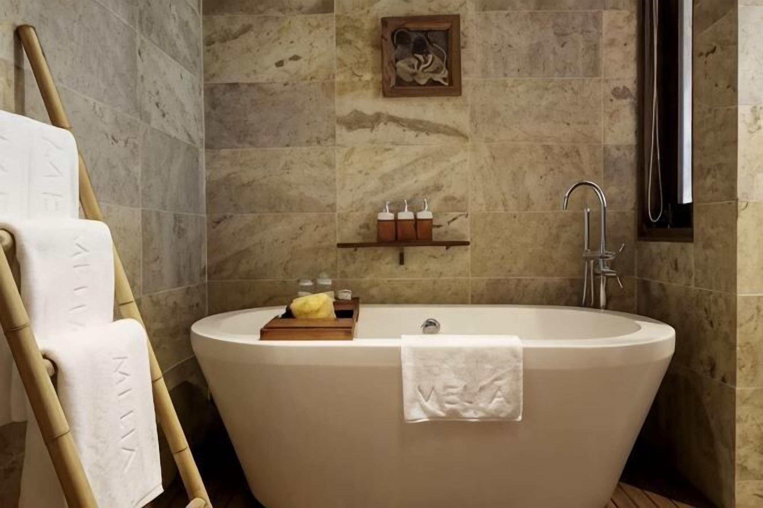 Badezimmer | Regendusche, umweltfreundliche Kosmetikartikel, Haartrockner, Bademäntel