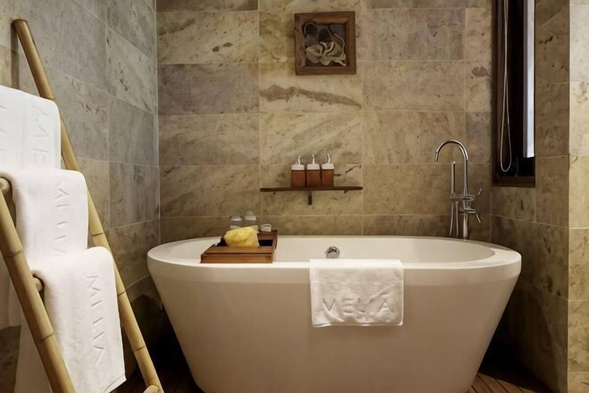 Badezimmer | Regendusche, umweltfreundliche Kosmetikartikel, Haartrockner, Bademäntel
