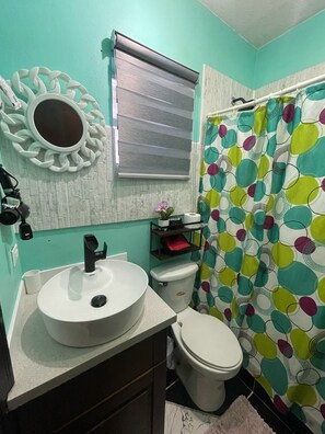 Shower, rainfall showerhead, free toiletries, hair dryer - Denyse Home Cottage (St. John's)