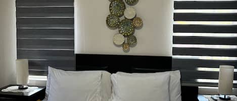 Appartement, 1 trĂšs grand lit | 1 chambre, bureau, rideaux dâobscurcissement, fer et planche Ă repasser