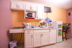 32-inch flat-screen TV with digital channels, TV, Netflix - Denyse Home Cottage (St. John's)