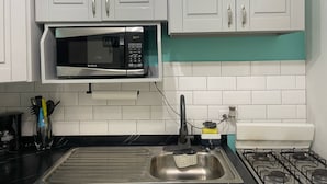 Coffee/tea maker, fridge, microwave, oven - Denyse Home Cottage (St. John's)