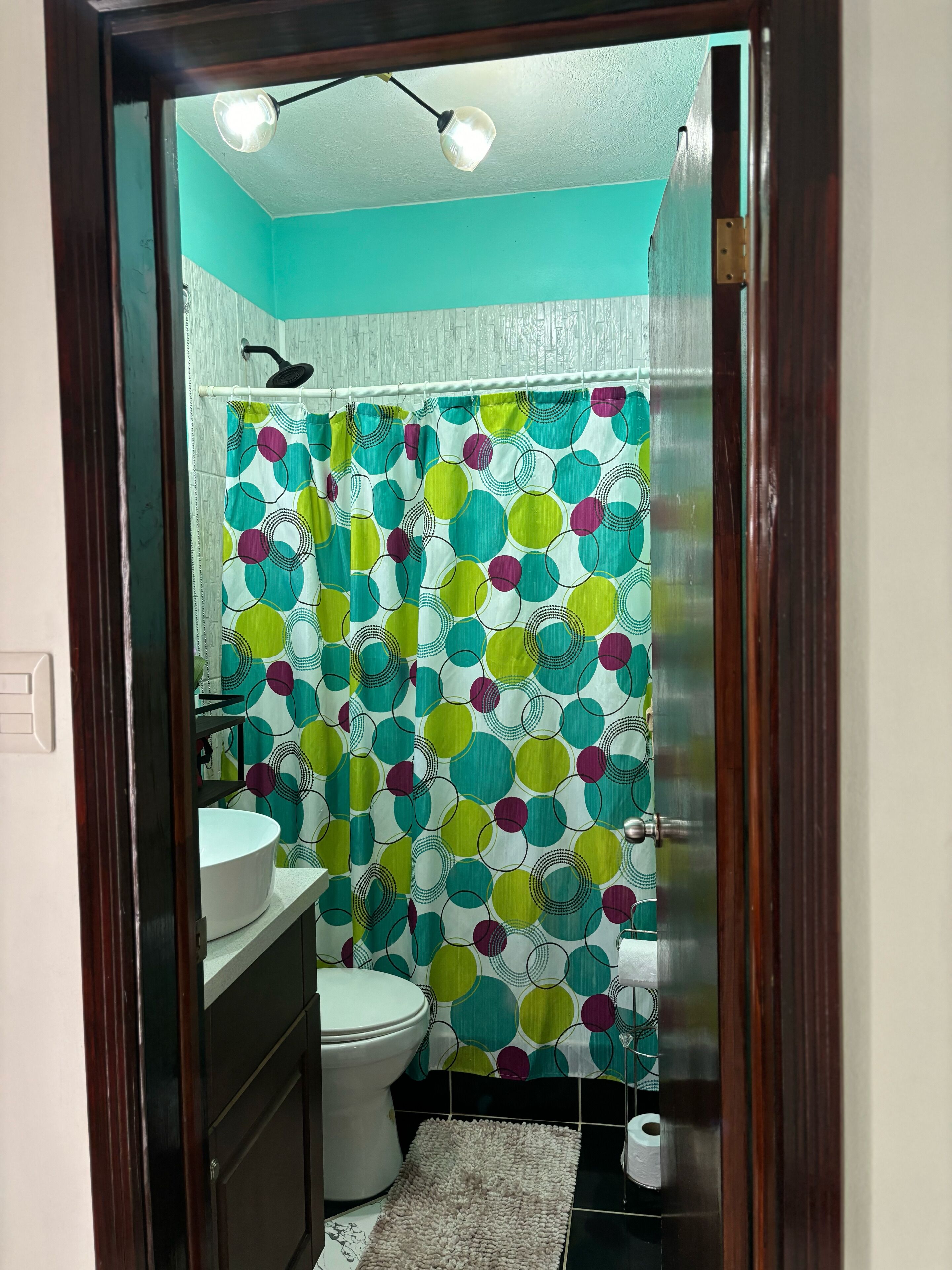 Appartement, 1 très grand lit | Salle de bain | Douche, douche à « effet pluie », articles de toilette gratuits
