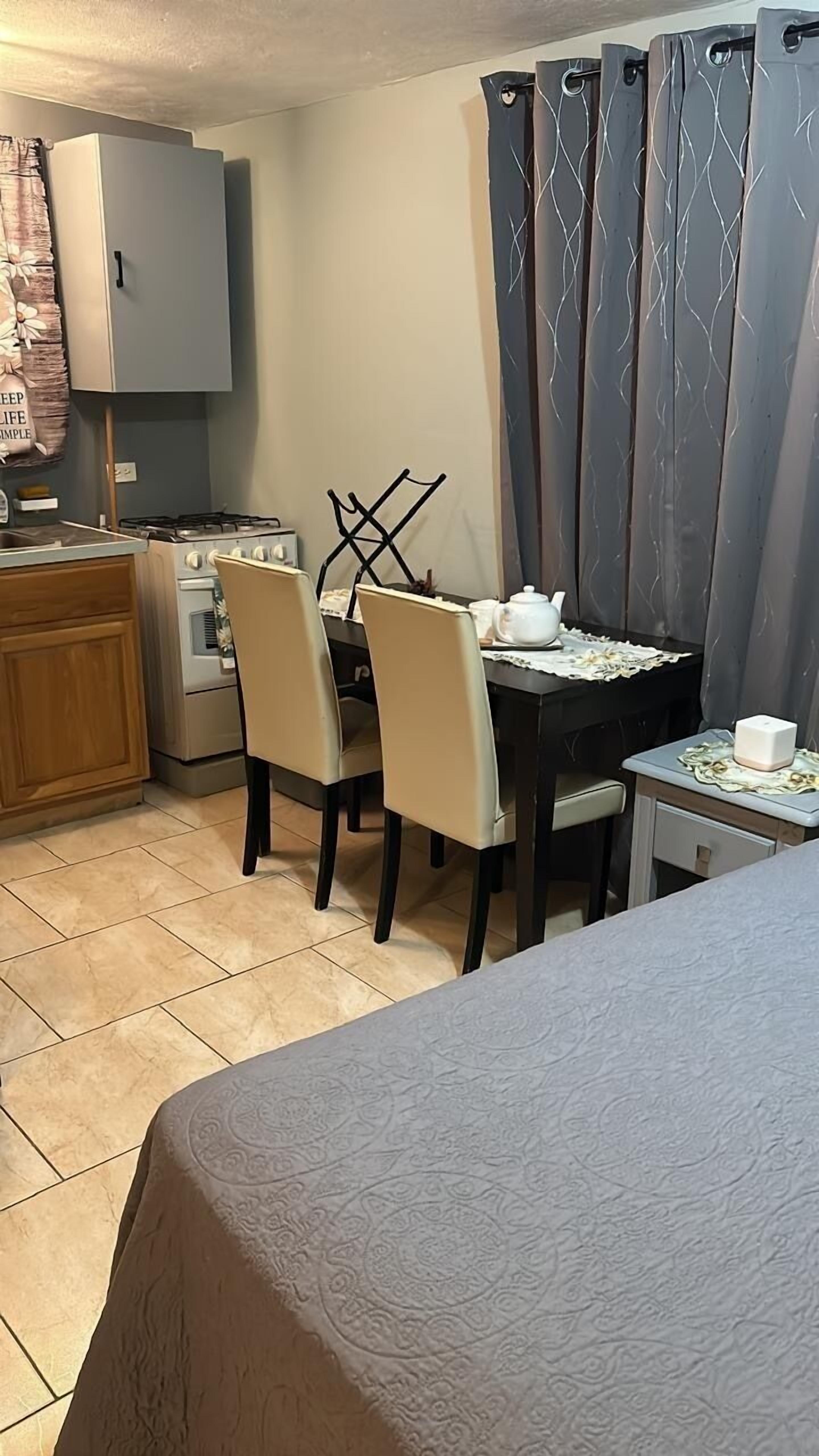 アパートメント ダブルベッド 1 台 | リビング エリア | 32 インチの薄型テレビ (デジタル放送視聴可)、テレビ、Netflix