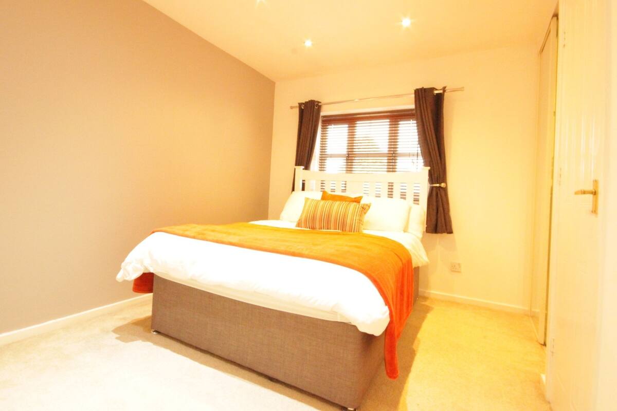 Room, Private Bathroom (Victoria House) | Iron/ironing board, WiFi (free), bed sheets