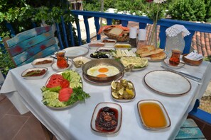 Daily local cuisine breakfast for a fee - Selanik Pansiyon (Selçuk)