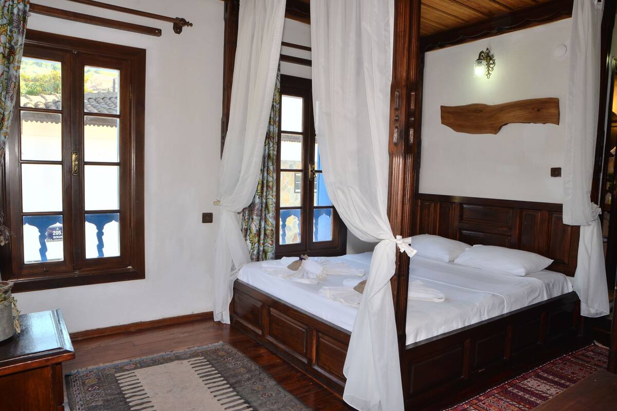 Traditional Double Room, 1 King Bed | WiFi (free), bed sheets