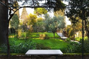 Driepersoonskamer, uitzicht op tuin | Uitzicht vanuit de kamer