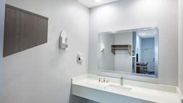 Combined shower/tub, free toiletries, hair dryer, towels