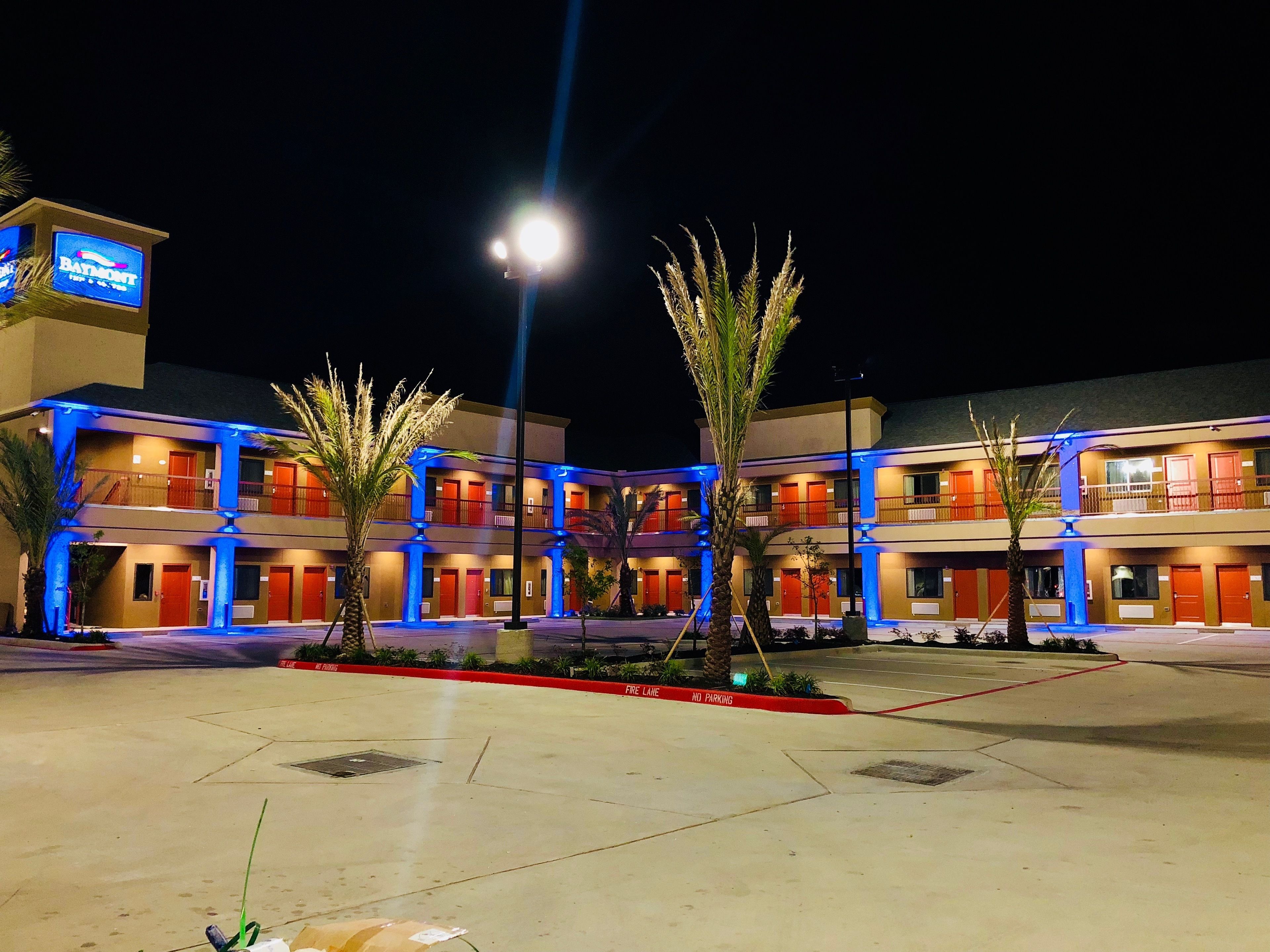 واجهة المنشأة - في المساء/الليل