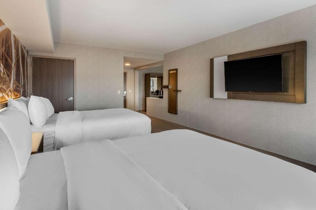 Premium bedding, in-room safe, desk, laptop workspace