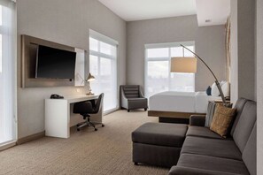 高級寢具、客房內保險箱、書桌、筆電工作空間