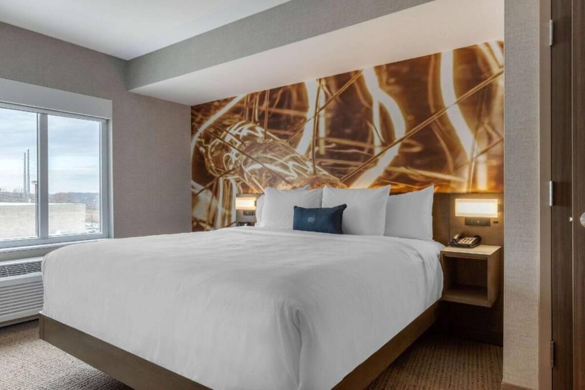 Premium bedding, in-room safe, desk, laptop workspace