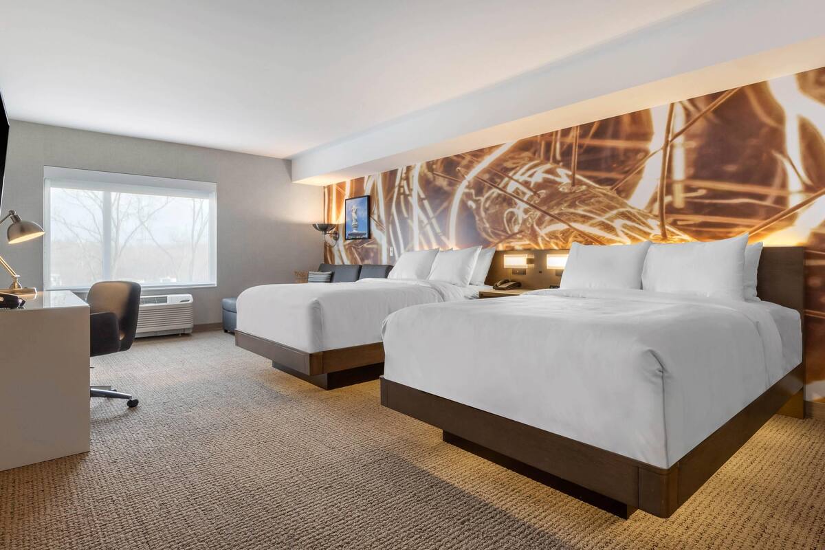 2 Queen Beds Suite with Sofa Sleeper | Ylelliset vuodevaatteet, tallelokero huoneessa, työpöytä