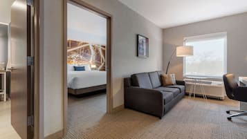 1 King Bed, 1 Bedroom Suite with Sofa | Ropa de cama de alta calidad y caja de seguridad en la habitación