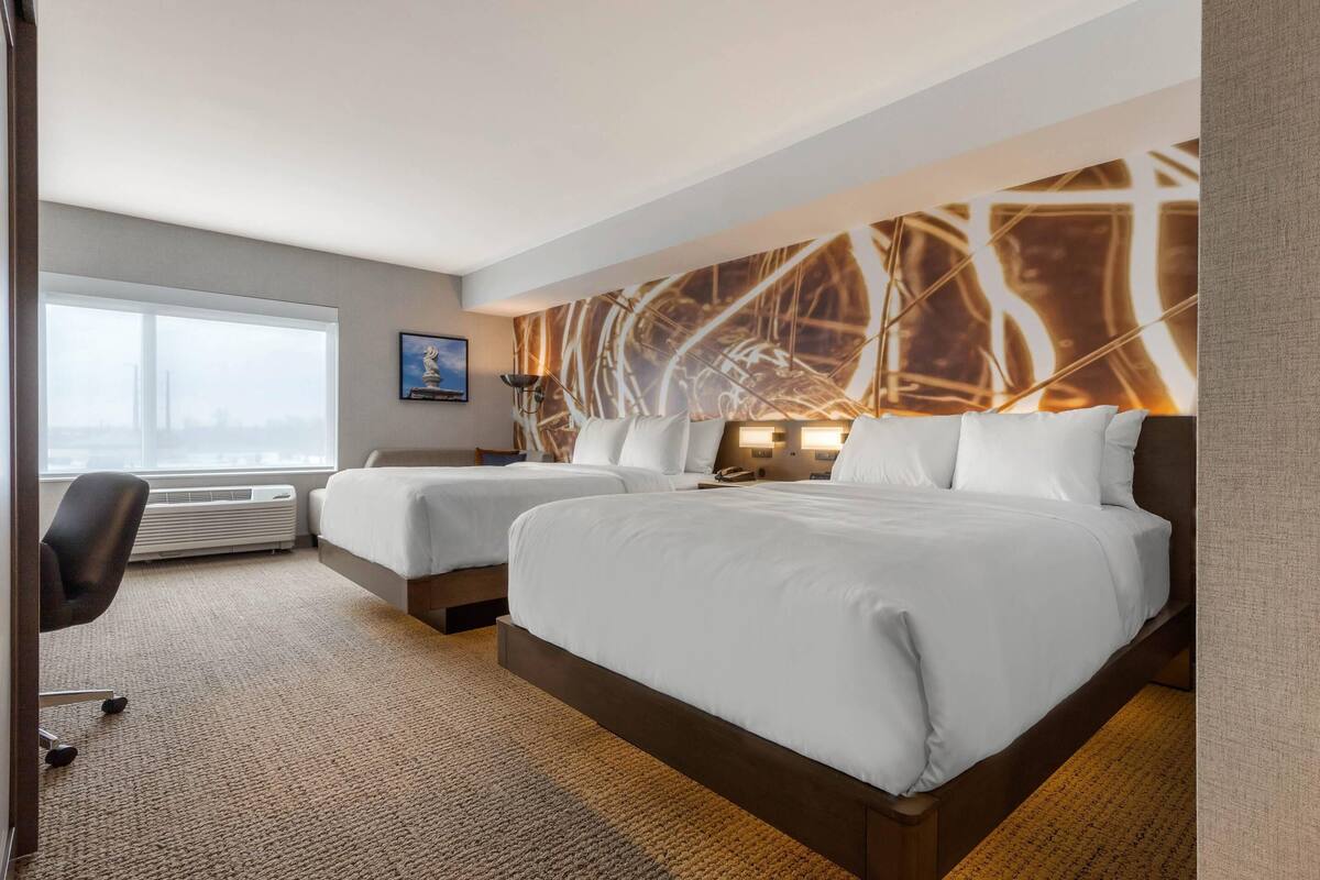 Standard Room, 2 Queen Beds | Ylelliset vuodevaatteet, tallelokero huoneessa, työpöytä