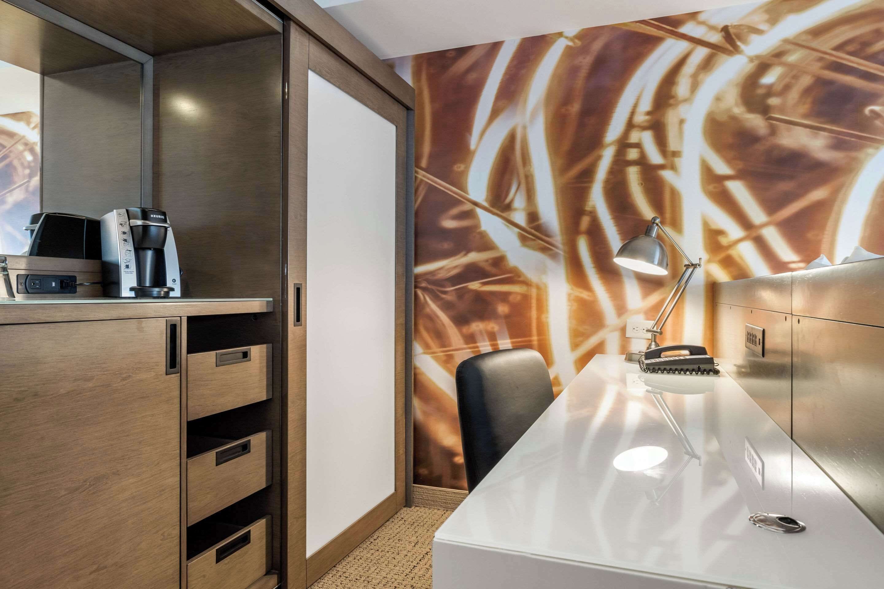 standard room, 1 king bed | premium bedding, in-room safe, desk, laptop workspace