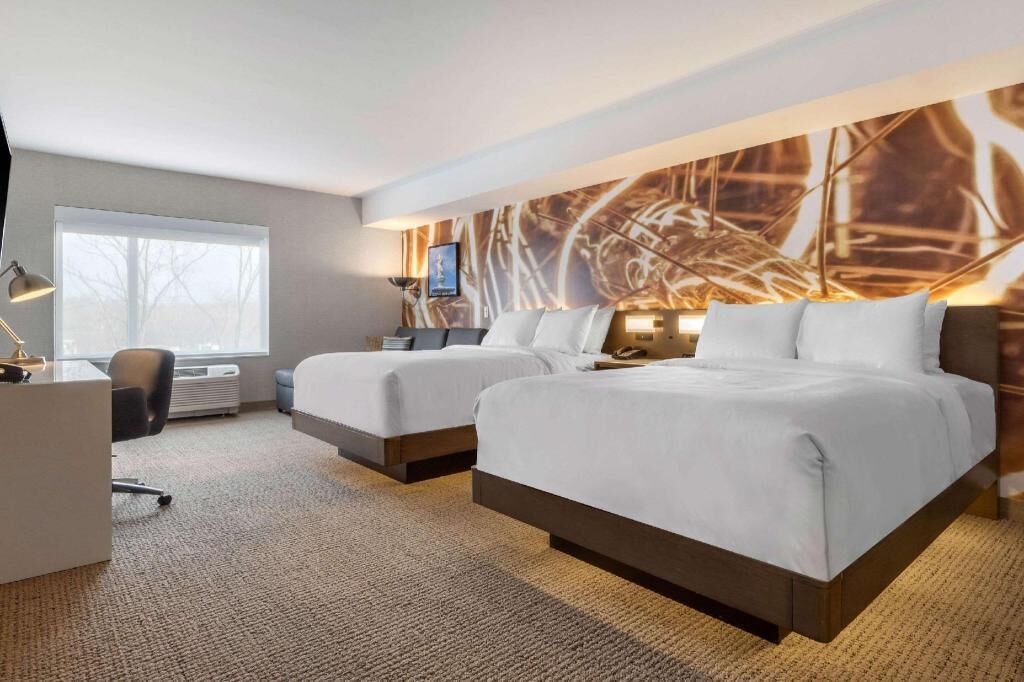 Premium bedding, in-room safe, desk, laptop workspace