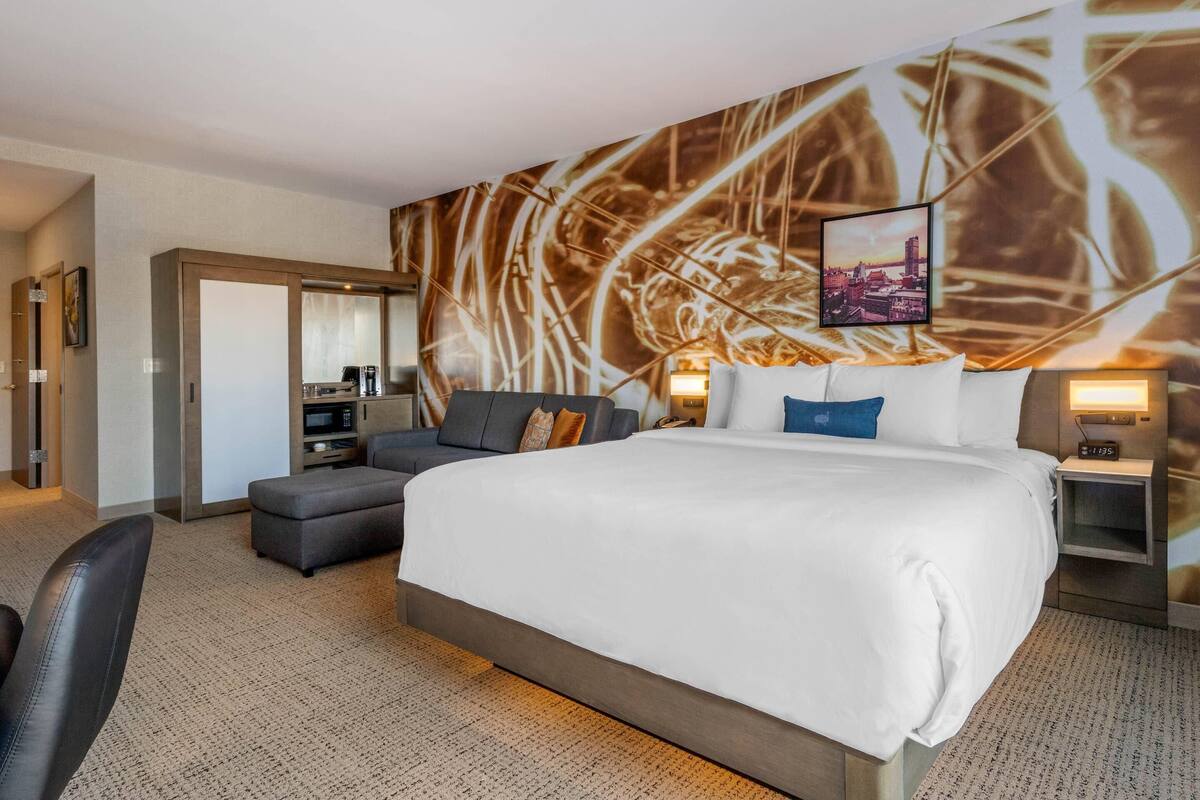Standard Room 1 King Bed Accessible | Ylelliset vuodevaatteet, tallelokero huoneessa, työpöytä