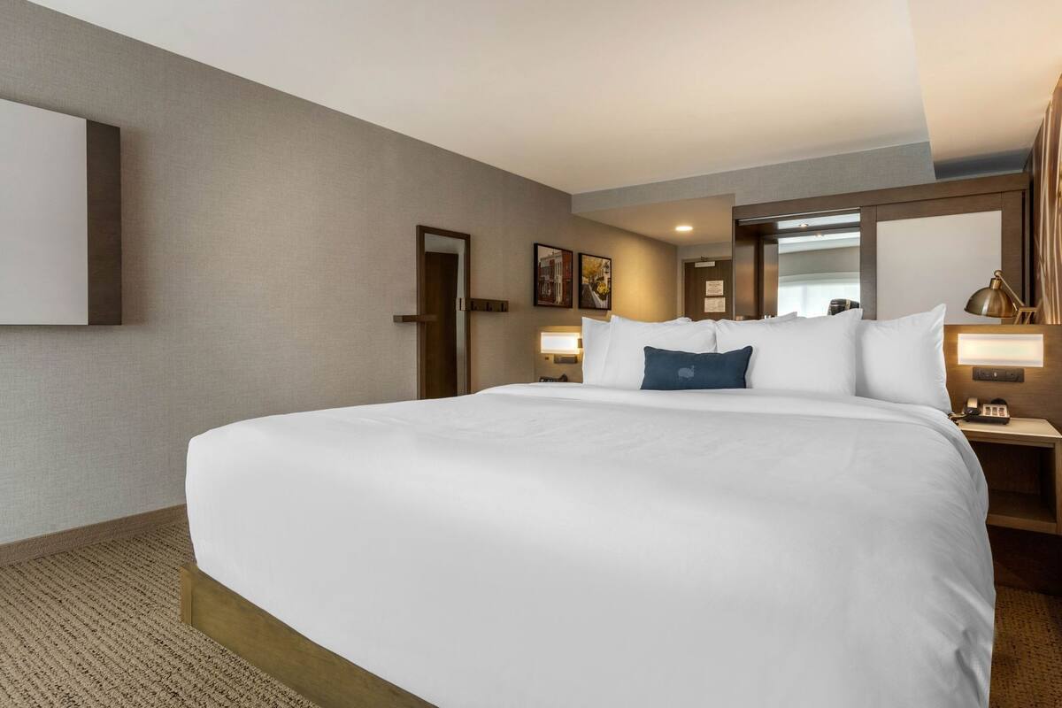 Premium bedding, in-room safe, desk, laptop workspace