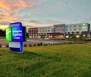 A Holiday Inn Express & Suites hotel with a modern building and a parking lot. - Holiday Inn Express & Suites Raleigh Airport - Brier Creek by IHG (Raleigh)