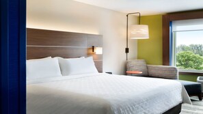 In-room safe, desk, blackout drapes, iron/ironing board - Holiday Inn Express & Suites Raleigh Airport - Brier Creek by IHG (Raleigh)