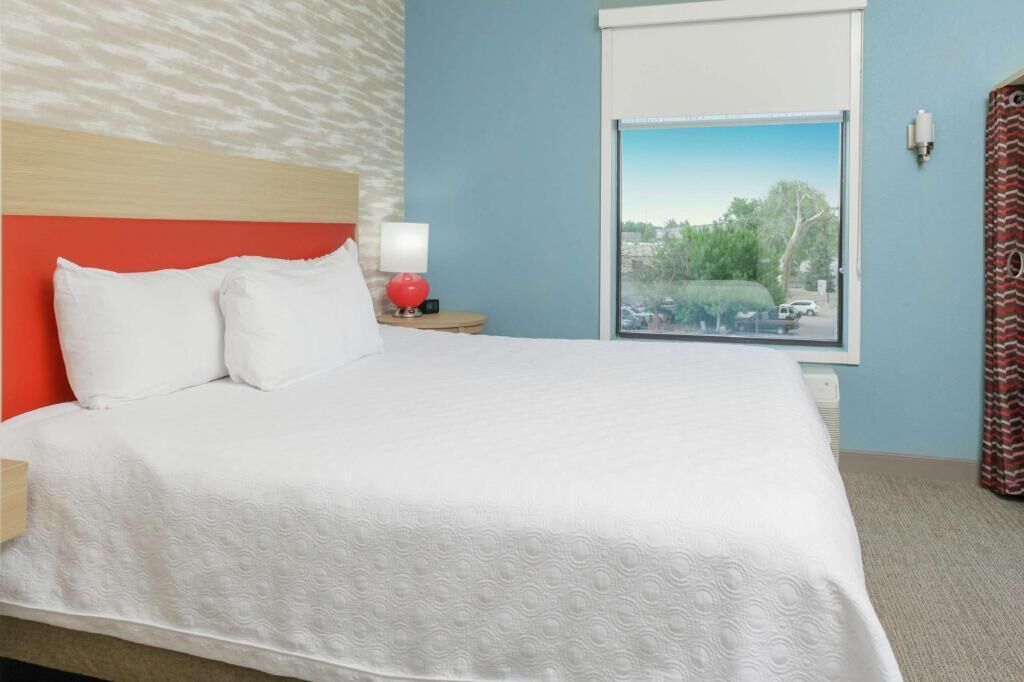 Egyptian cotton sheets, premium bedding, in-room safe, desk