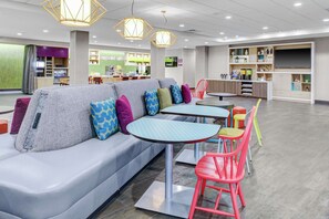 Free daily continental breakfast - Home2 Suites by Hilton Fort Collins (Fort Collins)