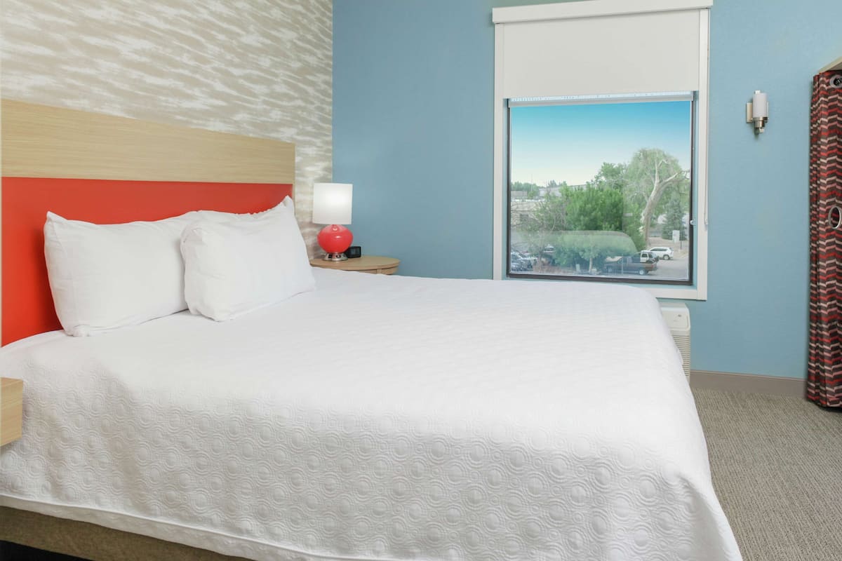 Egyptian cotton sheets, premium bedding, in-room safe, desk