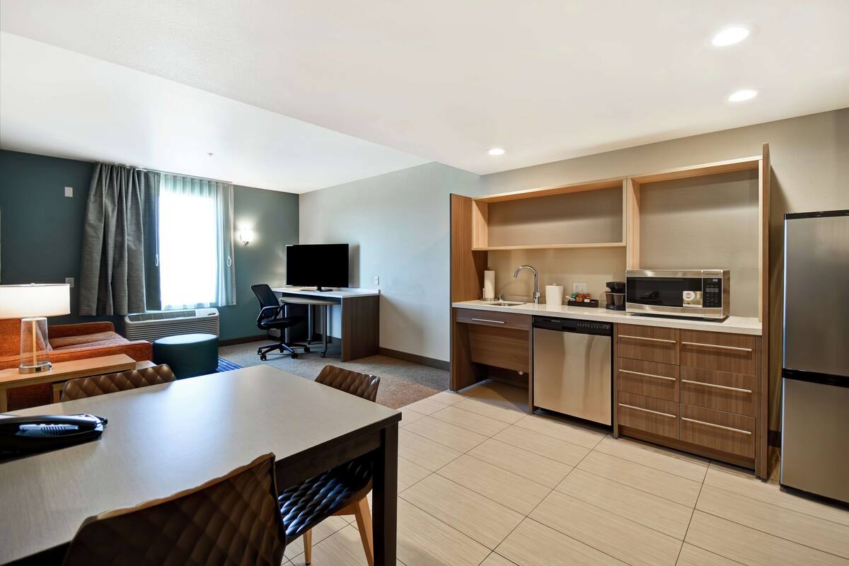 โต๊ะทำงาน, ผ้าม่านกันแสง, เตารีด/โต๊ะรีดผ้า, เปล/เตียงเด็กอ่อน (ฟรี)