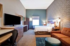 Bureau, rideaux occultants, fer et planche à repasser