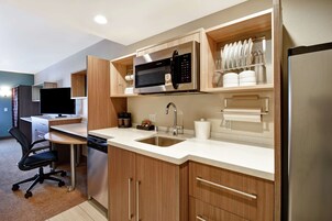 Escritorio, cortinas blackout y tabla de planchar con plancha