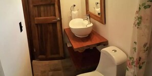 Douche, articles de toilette (gratuits), serviettes fournies