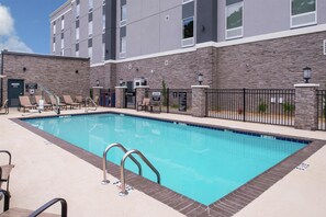 Outdoor pool, open 10:00 AM to 9:00 PM, pool umbrellas, pool loungers - Hampton Inn Benson (Benson)