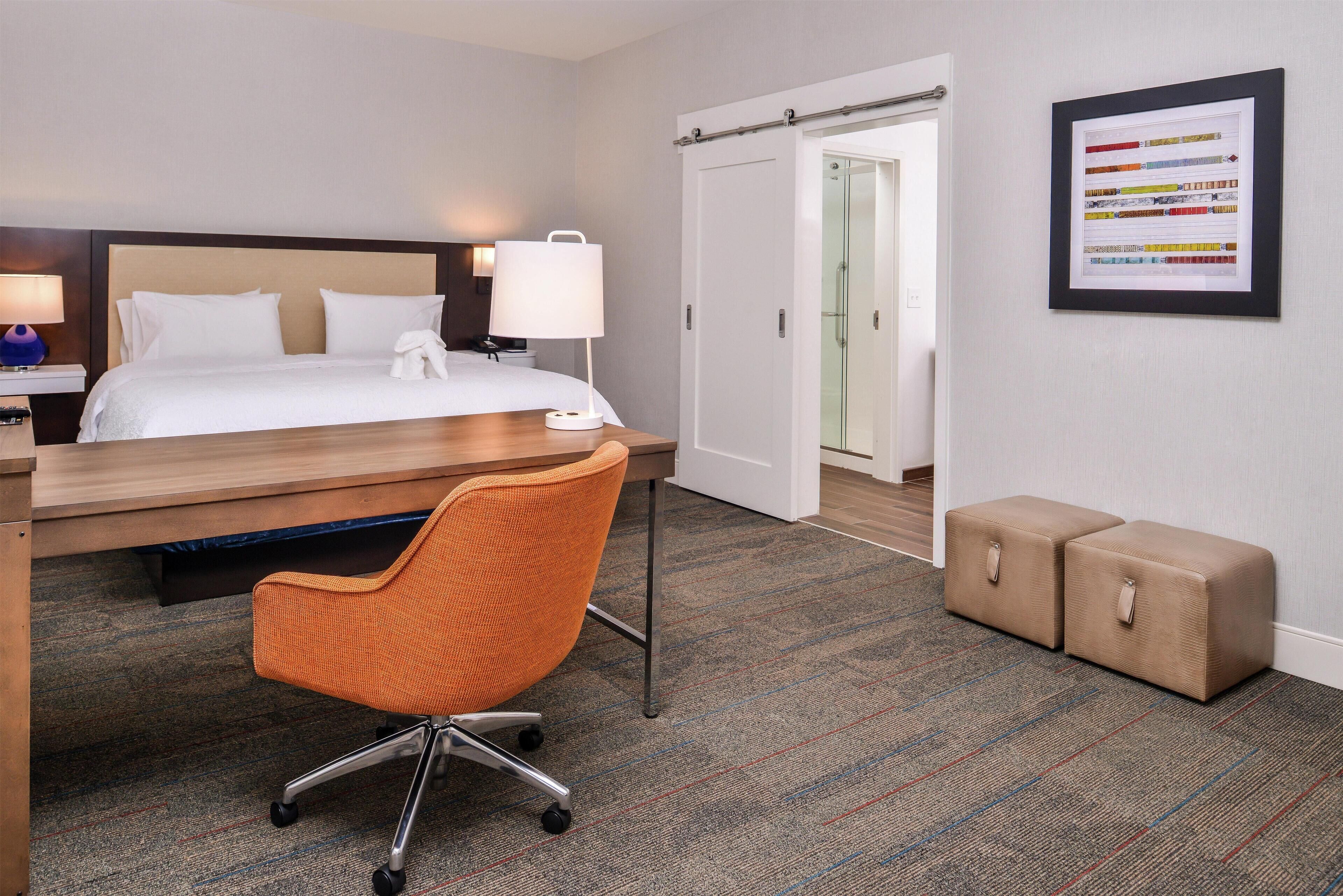 Peti besi dalam bilik, meja, ruang kerja komputer riba 