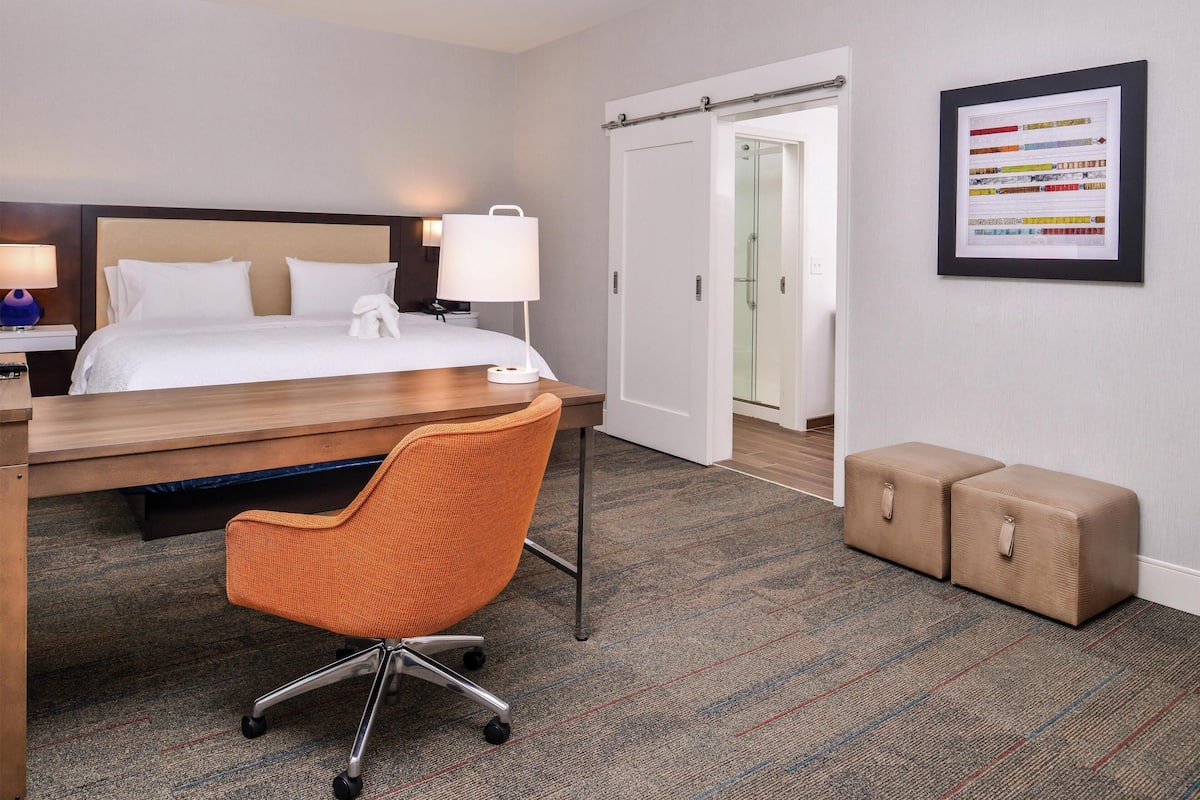 Peti besi dalam bilik, meja, ruang kerja komputer riba