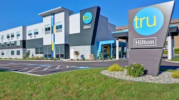 Experience the comfort of this hotel, featuring a prominent entrance, ample natural light, and organized parking.