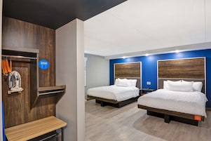 Quarto, 2 camas Queen, acessível, banheira | Roupas de cama premium, espaço de trabalho para notebook