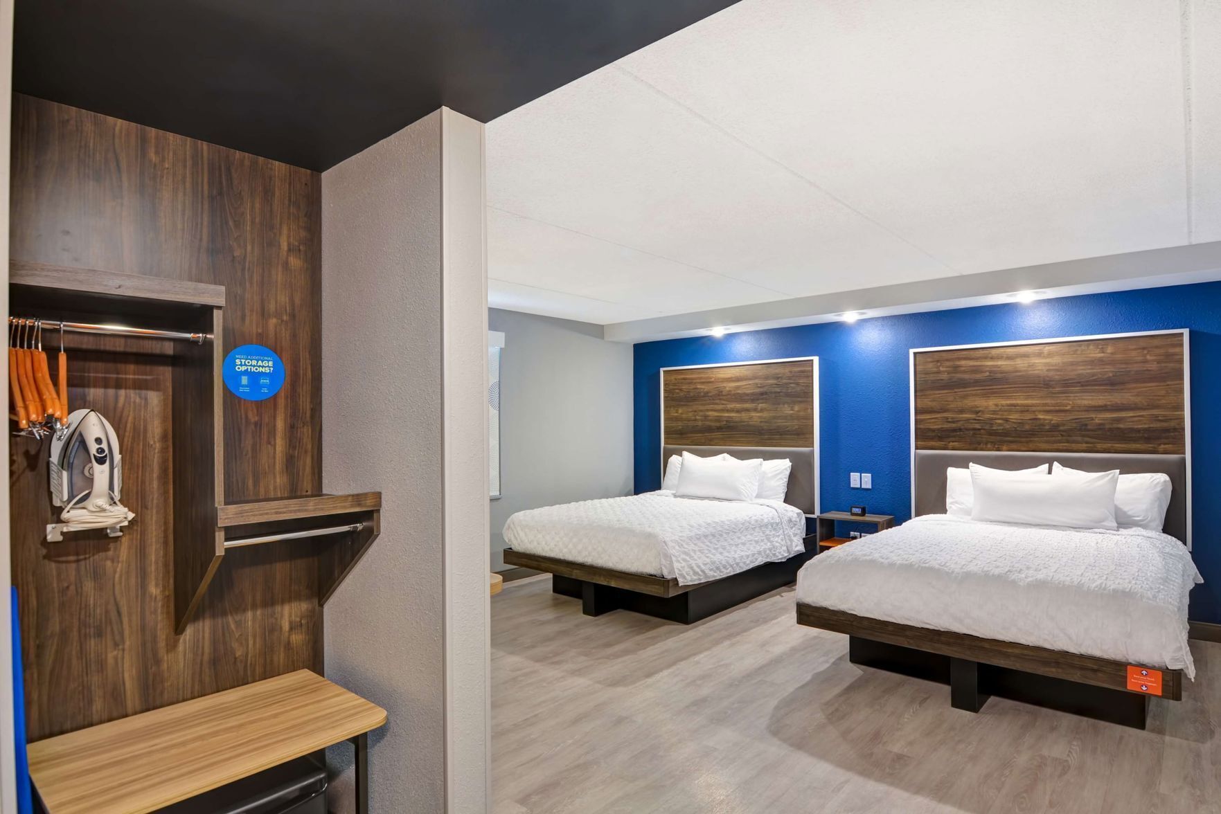 Ropa de cama de alta calidad y espacio para trabajar con laptop 
