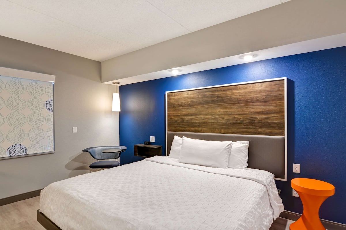 Room, 1 King Bed | Premium bedding, laptop workspace, blackout drapes, iron/ironing board